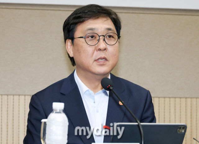 문체부가 24일 프로야구 암표법 시행 대비 관계기관 회의를 개최했다. 6일 K-축구 혁신위원회 회의에서 발언하는 최휘영 문체부 장관. /송일섭 기자