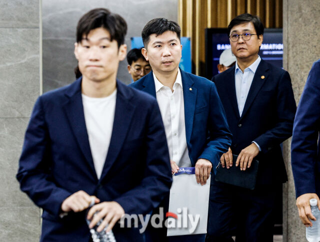 박지성, 유승민 대한체육회장, 최휘영 문화체육관광부 장관(왼쪽부터)이 6일 오후 서울 잠실 올림픽파크텔에서 진행된 'K-축구 혁신위원회' 출범식에 참석하고 있다./마이데일리DB