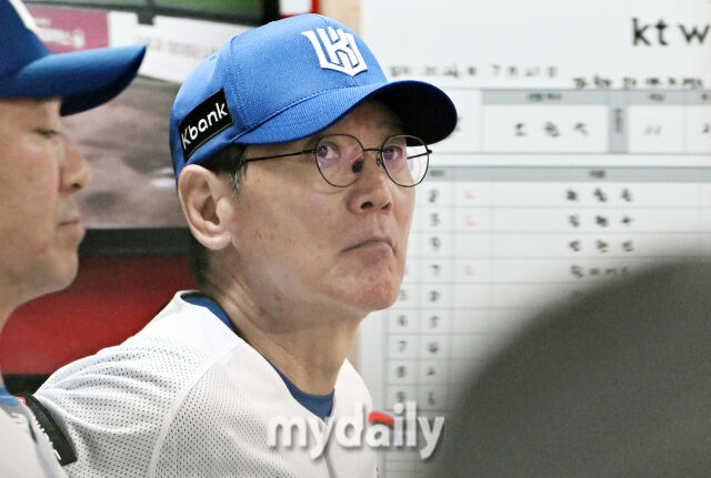 21일 오후 경기도 수원시 수원KT위즈파크에서 진행된 '2026 프로야구 KBO리그' KT위즈와 두산베어스의 경기. KT 이강철 감독이 경기를 지켜보고 있다./수원=송일섭 기자