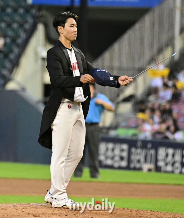 2026년 7월 10일 오후 서울 잠실구장에서 '2026 신한 SOL KBO리그' 퓨처스리그 올스타전이 열렸다. 롯데 이영재가 7회초 구원등판하며 마에스트로 퍼포먼스를 하고 있다. /마이데일리 DB