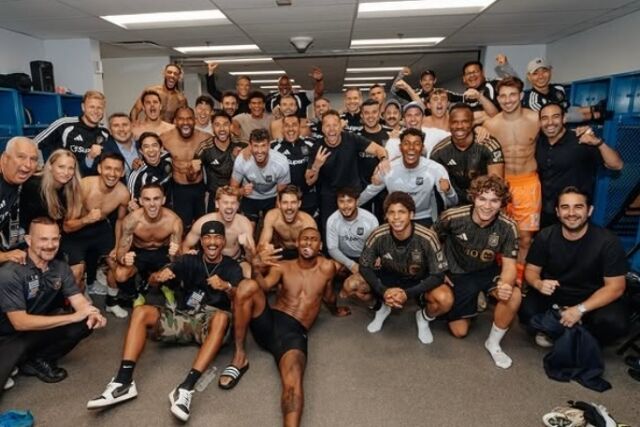 LAFC 선수단이 LA갤럭시전 승리 후 라커룸에서 환호하고 있다./LAFC