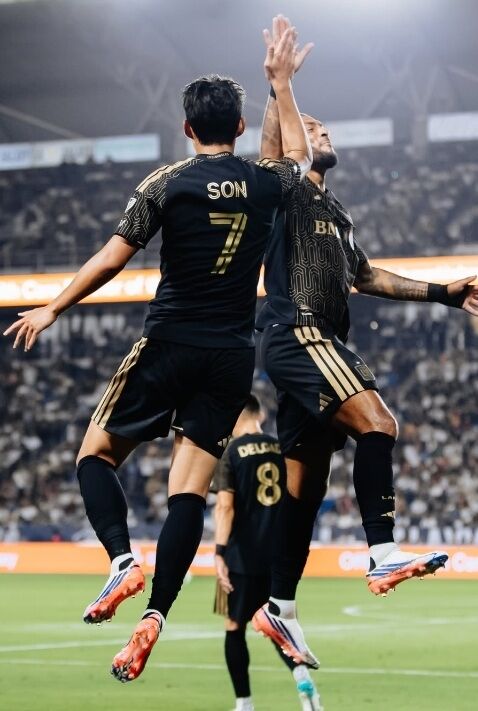 LAFC의 손흥민과 부앙가가 LA갤럭시전에서 세리머니를 하고 있다./LAFC
