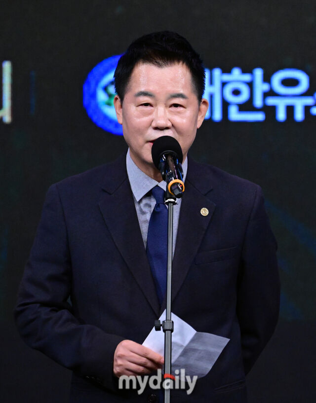 이상근 대한유소년야구연맹 회장이 제3회 마이데일리배 전국유소년야구대회를 앞두고 선수들에게 응원의 메시지와 함께 연맹이 추구하는 방향과 비전을 제시했다. 제2회 대한유소년야구연맹 시상식에서 소감을 밝히고 있는 이상근 회장./마이데일리