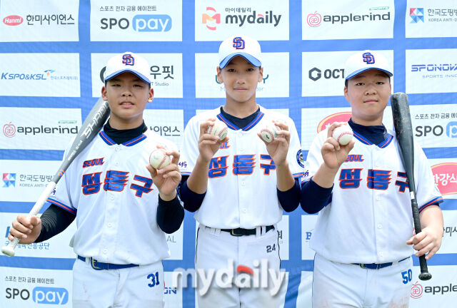 2026년 7월 19일 오전 강원도 횡성군 횡성베이스볼파크에서 열린 '2026 제3회 마이데일리배 전국유소년야구대회' 유소년 백호리그 (U-14) 성동구 유소년야구단과 인제군 유소년야구단의 경기.

성동구유소년야구단 신승훈, 곽정후, 이우진(왼쪽부터)이 승리 후 인터뷰 사진촬영을 하고 있다./횡성=유진형 기자 “><img decoding=