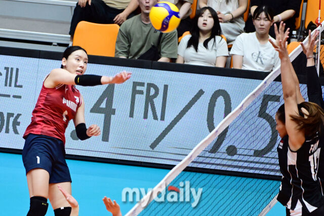 대한민국 여자배구 대표팀 이예림이 26일 오후 충북 제천실내체육관에서 진행된 ‘대한민국 배구국가대표팀 평가전 2026 제천’ 인도네시아와 경기에서 공격을 시도하고 있다./곽경훈 기자
