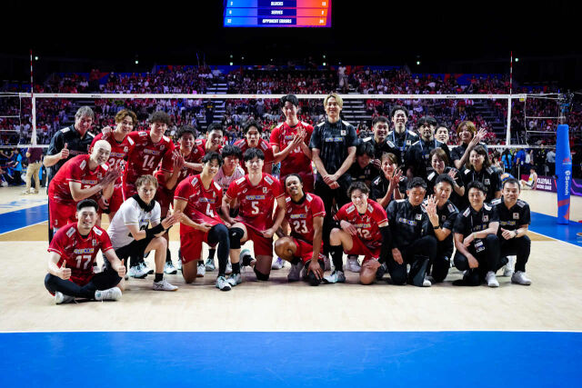 일본남자배구대표팀 선수단이 15일 열린 2026 VNL 이탈리아와 경기에서 풀세트 접전 끝에 3-2로 승리한 뒤 코트에 모여 기념촬영하고 있다./국제배구연맹(FIVB) 제공