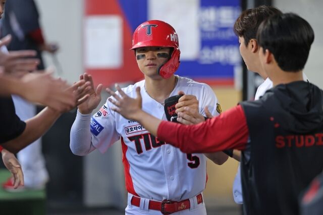 KIA 타이거즈 김도영이 3일 광주 KIA챔피언스필드에서 열린 NC 다이노스와의 홈 경기서 득점하고 동료들과 하이파이브를 하고 있다./KIA 타이거즈 제공