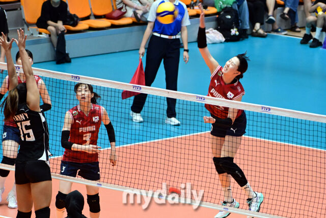 대한민국 여자배구 대표팀 강소휘가 26일 오후 충북 제천실내체육관에서 진행된 ‘대한민국 배구국가대표팀 평가전 2026 제천’ 인도네시아와 경기에서 공격을 시도하고 있다./곽경훈 기자