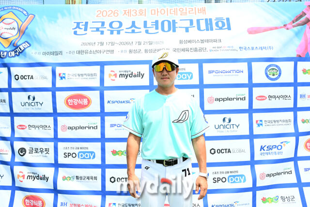 17일 강원도 횡성군 횡성베이스볼파크에서 열린 '2026 제3회 마이데일리배 전국유소년야구대회' 유소년(백호)리그 (U-13) 안산시(연)와 도봉구 경기. 도봉구 김종진 감독이 승리 인터뷰 포즈를 취하고 있다. /횡성베이스볼테마파크=한혁승 기자