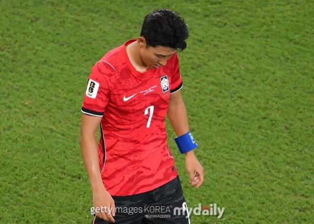 손흥민이 지난달 25일 몬테레이 스타디움에서 열린 남아공과의 '2026 국제축구연맹(FIFA) 북중미 월드컵' A조 조별리그 3차전에서 교체 출전했다. 남아공에 0-1로 패배한 뒤 고개를 숙이고 있는 손흥민./게티이미지코리아