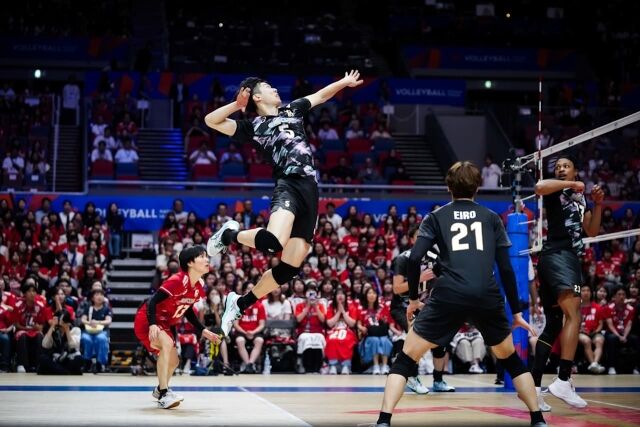 일본남자배구대표팀 오츠카 타스노리가 16일 열린 2026 VNL 3주 차 캐나다와 경기 도중 스파이크를 시도하고 있다./국제배구연맹(FIVB) 제공