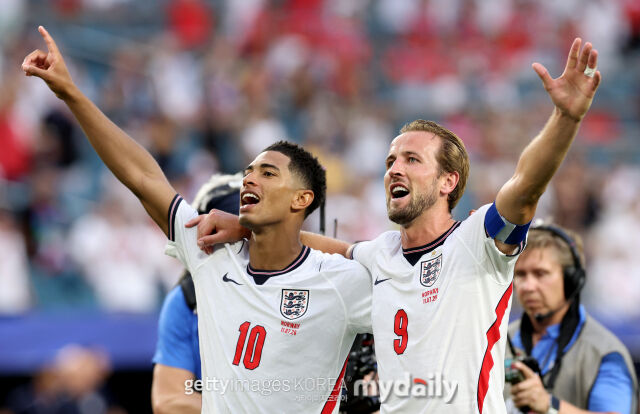 케인(오른쪽)이 12일 노르웨이와 8강전에서 2-1 승리를 거둔 뒤 벨링엄과 세리머니 하고 있다. /게티이미지코리아