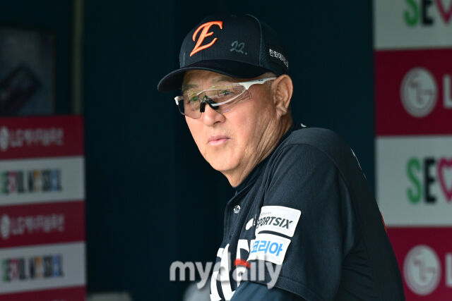 4일 서울 잠실야구장에서 열린 '2026 신한 SOL KBO리그' 한화 이글스와 LG 트윈스 경기. 한화 김경문 감독이 경기 전 선수들의 훈련을 지켜보고 있다./마이데일리