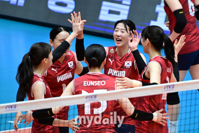 대한민국 여자배구 대표팀 강소휘가 26일 오후 충북 제천실내체육관에서 진행된 ‘대한민국 배구국가대표팀 평가전 2026 제천’ 인도네시아와 경기에서 기뻐하고 있다./곽경훈 기자