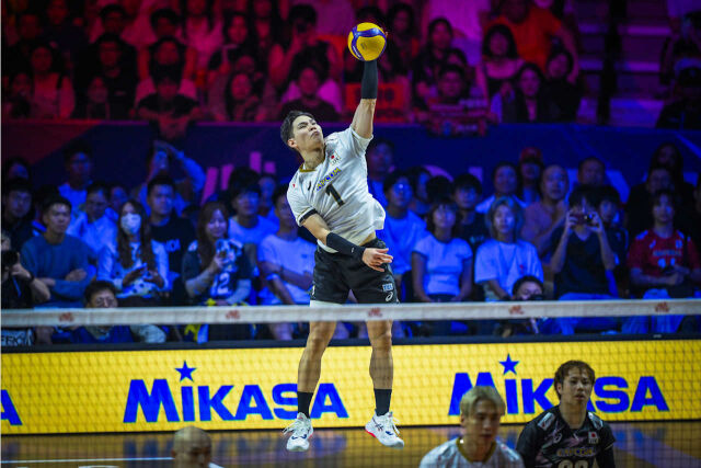 일본남자배구대표팀에서 주포로 활약 중인 니시다 유지가 29일 열린 중국과 2026 VNL 8강전에서 서브를 넣고 있다./국제배구연맹(FIVB) 제공