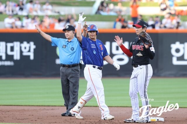 한화 이글스 노시환이 24일 대전 한화생명볼파크에서 열린 LG 트윈스전에서 안타를 친 후 세리머니를 하고 있다./한화 이글스 제공