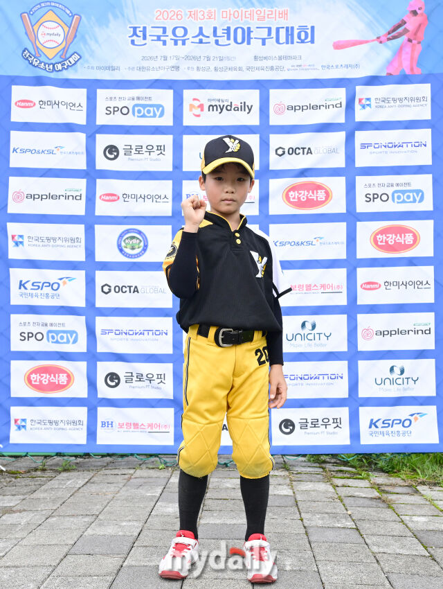2026년 7월 17일 오전 강원도 횡성군에서 열린 '제3회 마이데일리배 전국유소년야구대회'에서 남양주야놀유소년야구단 정범호가 승리 후 사진촬영을 하고 있다.
올해로 3회째를 ‘제3회 마이데일리배 전국유소년야구대회’는 주니어리그(16세 이하), 유소년리그(13세 이하), 꿈나무리그(11세 이하), 새싹리그(9세 이하), U12로 나눠 열리며 총 153개 팀이 출전하며, 오는 17일부터 21일까지 강원도 횡성군 횡성베이스볼테마파크에서 열린다.
제3회 마이데일리배 전국유소년야구대회는 마이데일리가 주최하고, 대한유소년야구연맹이 주관한다. 횡성군, 횡성군체육회, 국민체육진흥공단, 한국도핑방지위원회, 한국스포츠레저(주), 한미사이언스, 스포페이, 애플라인드, 한강식품, 스포노베이션, 메디앳, 유니시티코리아, 글로우핏, 보령헬스케어에서 후원한다./횡성베이스볼테마파크=유진형 기자 “><img decoding=