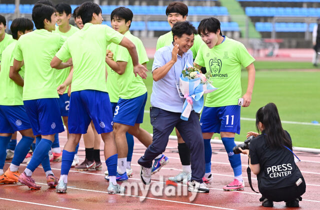 [MD포토] 오해종 감독 '우승 감독이 이렇게 좋구나'