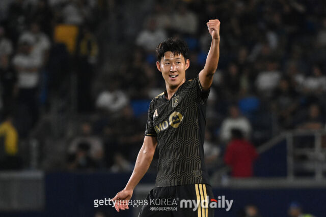 손흥민이 18일 미국 캘리포니아주 카슨의 디그니티 헬스 스포츠 파크에서 열린 2026시즌 메이저리그사커(MLS) 32라운드 LA갤럭시와의 맞대결에서 득점한 뒤 세리머니하고 있다. /게티이미지코리아