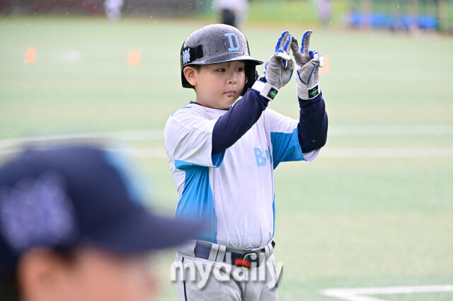 빅드림유소년야구단이 20일 횡성베이스볼파크 보조2구장에서 열린 '제3회 마이데일리배 전국유소년야구대회' 꿈나무 현무리그 8강전에서 도봉구유소년야구단에 14-2로 승리했다. 빅드림유소년야구단 김태훈./횡성=유진형 기자
