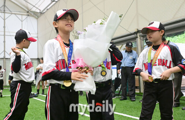 [MD포토] 송파구마인볼 '새싹리그 우승 미소'