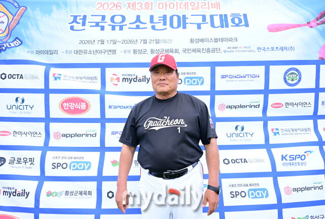 일구일행인터뷰를 앞두고 기념 촬영하는 최정기 감독. /횡성베이스볼테마파크=한혁승 기자