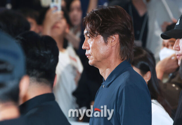 30일 새벽 인천국제공항을 통해 귀국한 '2026 북중미 월드컵' 축구대표팀. 홍명보 감독이 귀국하고 있다./마이데일리