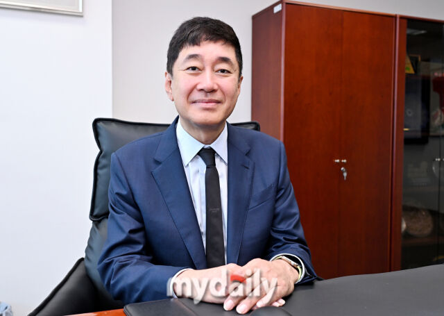 이호진 한국배구연맹 총재가 13일 서울 상암동에 위치한 연맹 사무국에서 촬영에 임하고 있다./한국배구연맹(상암)=송일섭 기자