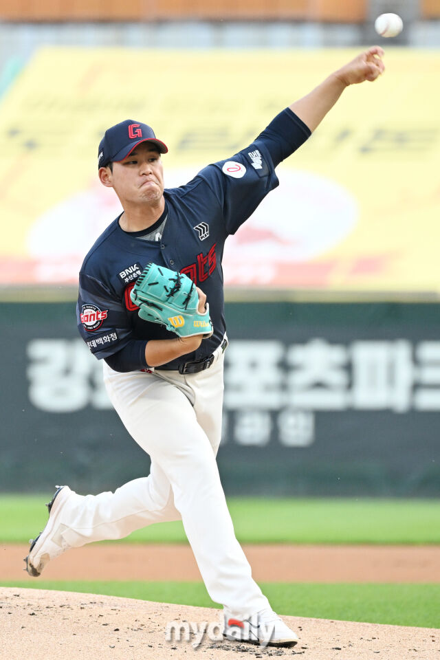 16일 인천 SSG랜더스필드에서 열린 '2026 신한 SOL KBO리그' 롯데 자이언츠와 SSG 랜더스 경기. 롯데 선발 투수 김진욱이 힘차게 투구하고 있다./한혁승 기자