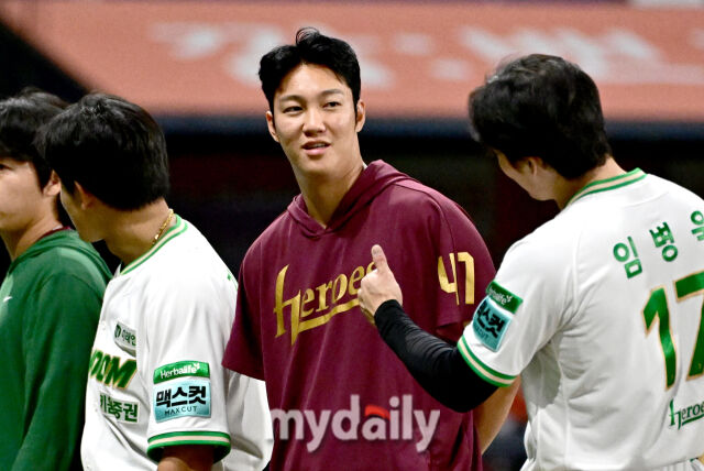 2026년 6월 30일 오후 서울 고척스카이돔에서 열린 '2026 신한 SOL KBO리그' LG 트윈스와 키움 히어로즈 경기. 키움 안우진이 6-0으로 승리한 뒤 기뻐하고 있다./마이데일리