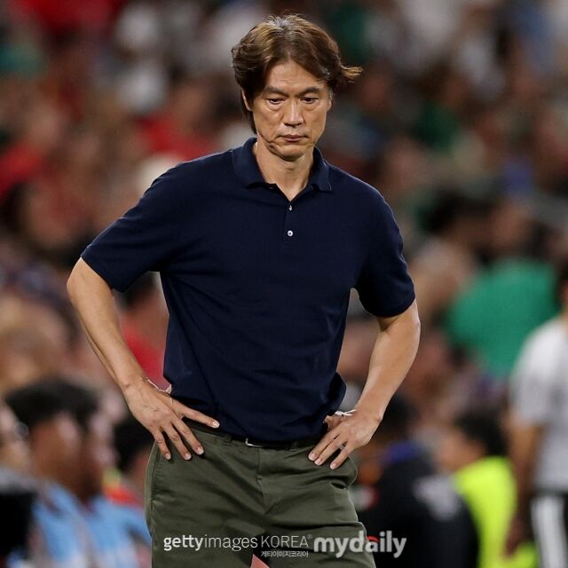 홍명보 전 대한민국 축구대표팀이 지난달 25일 몬테레이 스타디움에서 열린 남아공과의 A조 3차전을 지켜보고 있다./게티이미지코리아