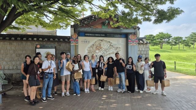 외국인 관광객이 수원과 KT위즈파크에서 즐거운 시간을 보냈다./KT 위즈 제공