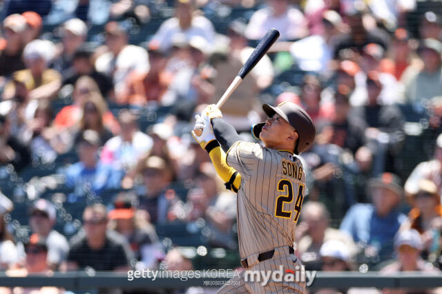 MLB 샌디에이고에서 뛰고 있는 송성문은 24일 열린 애틀랜타와 홈 경기에서 선발 출전해 3타수 1안타 1도루를 기록했다. 그는 최근 3경기 연속 안타를 쳤고 2경기 연속 도루에 성공했다./게티이미지코리아