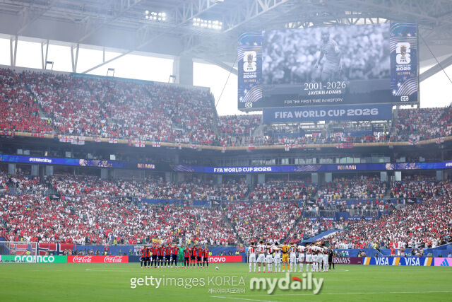 12일(한국시각) 미국 플로리다주 마이애미가든스의 마이애미 스타디움에서 열린 2026 국제축구연맹(FIFA) 북중미 월드컵 8강 노르웨이와 잉글랜드의 경기 전 제이든 애덤스의 사망을 추모하고 있다. /게티이미지코리아