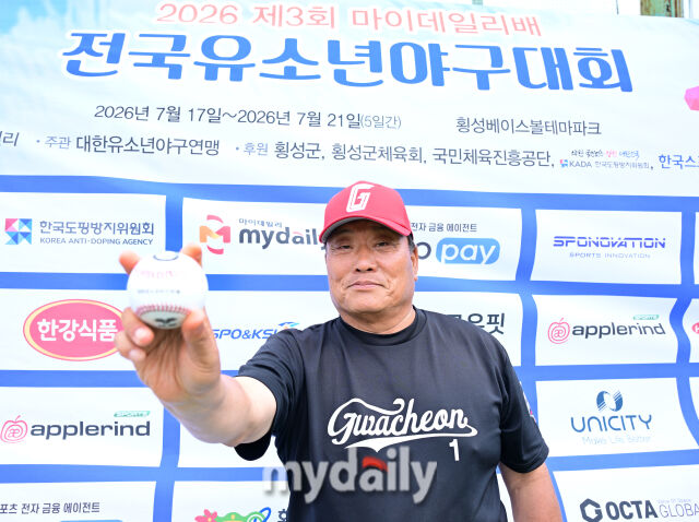 최정기 감독이 19일 제3회 마이데일리배 경기를 앞두고 포즈를 취하고 있다. /횡성베이스볼테마파크=한혁승 기자