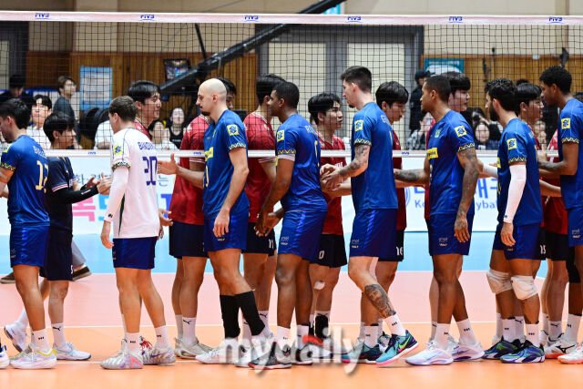 [MD포토] 브라질 대표팀과 인사 나누는 배구 대표팀