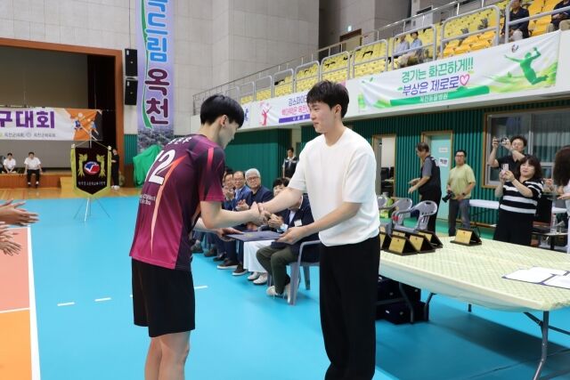 수성고 송은우에게 전광인 공격상을 시상하고 있는 OK저축은행 주장 전광인(오른쪽)./한국중고배구연맹