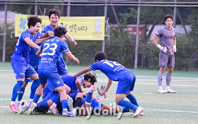 2026년 7월 15일 오후 강원도 태백종합운동장 고원1구장에서 열린 '제62회 추계대학축구연맹전' 준결승, 중앙대학교와 선문대학교의 경기.

중앙대가 승부차기로 승리한 뒤 기뻐하고 있다.

이번 대회에는 전국 대학축구 78개 팀이 참가해 총 156경기를 치르며, 백두대간기와 태백산기 2개 리그로 나누어 예선리그와 토너먼트 방식으로 진행된다./태백=유진형”><img decoding=