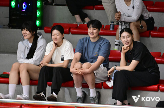오프시즌 동안 한국도로공사에서 현대건설로 이적하 배유나(오른쪽)가 햔대건설 동료들과 함께 지난 6월 충북 단양에서 열린 한국실업배구연맹 주촤 '2026 한국실업배구연맹 & 프로배구 퓨처스 챔프전 단양대회' 현장을 찾아 현대건설 경기를 지켜보고 있다./한국배구연맹(KOVO) 제공