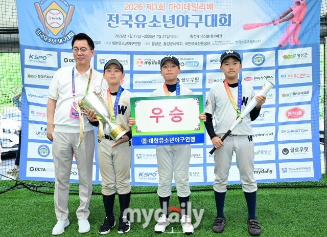21일 강원도 횡성군 횡성베이스볼파크에서 열린 '2026 제3회 마이데일리배 전국유소년야구대회' 시상식. 유소년 리그(청룡) 우승을 수상한 휘문아카데미 유소년야구단 선수들이 대한유소년야구연맹 이상근 회장과 함께 포즈를 취하고 있다./횡성=한혁승 기자 hanfoto@mydaily.co.kr