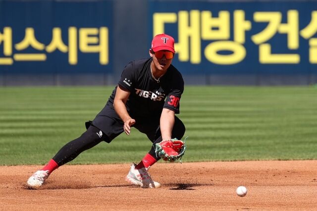KIA 타이거즈 하주석이 24일 광주 KIA챔피언스필드에서 열린 키움 히어로즈와의 홈 경기를 앞두고 수비훈련을 하고 있다./KIA 타이거즈 제공