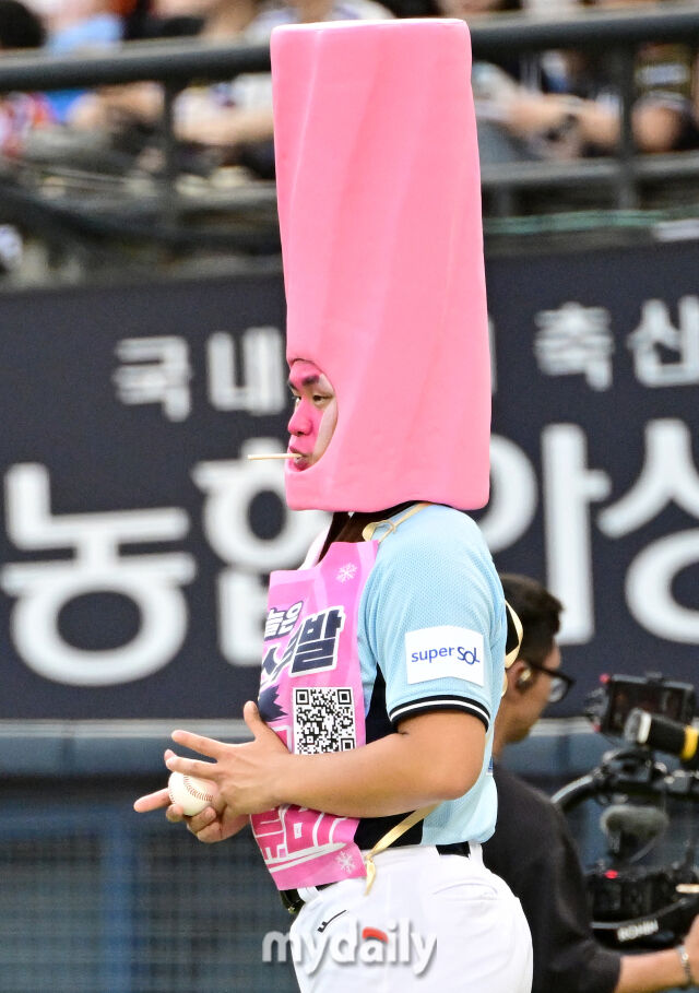2026년 7월 11일 오후 서울 잠실구장에서 '2026 신한 SOL KBO리그 올스타전'이 열렸다. 롯데 김진욱이 5회초 퍼포먼스를 하고 있다./유진형 기자