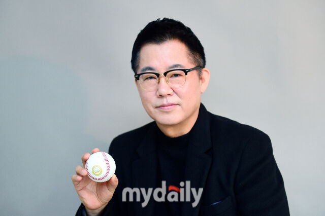 이상근 대한유소년야구연맹 회장이 제3회 마이데일리배 전국유소년야구대회를 앞두고 선수들에게 응원의 메시지와 함께 연맹이 추구하는 방향과 비전을 제시했다. 사진 촬영을 하고 있는 대한유소년야구연맹 이상근 회장./마이데일리