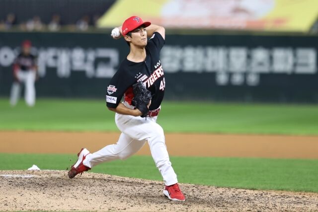 KIA 타이거즈 이의리가 16일 인천SSG랜더스필드에서 열린 SSG랜더스와의 원정경기서 투구하고 있다./KIA 타이거즈 제공