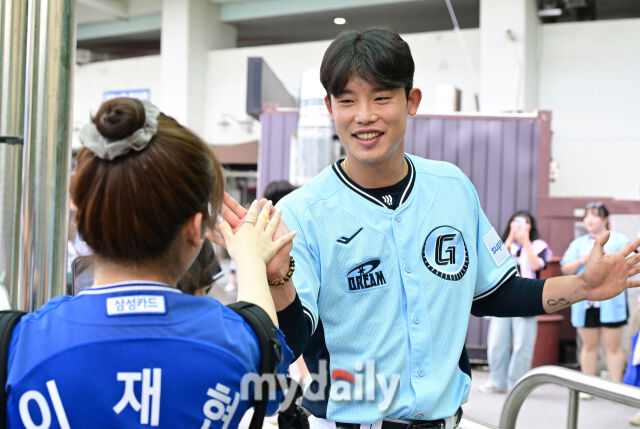 [MD포토] 롯데 현도훈 '삼성 팬과 하이파이브, 올스타전은 야구 축제'