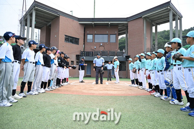 17일 강원도 횡성군 횡성베이스볼파크에서 열린 '2026 제3회 마이데일리배 전국유소년야구대회' 유소년(백호)리그 (U-13) 안산시(연)와 도봉구 경기. 선수들이 경기 전 도열해 인사를 하고 있다. /횡성베이스볼테마파크=한혁승 기자