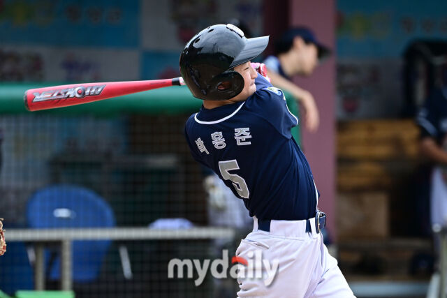 17일 강원도 횡성군 횡성베이스볼파크에서 열린 '2026 제3회 마이데일리배 전국유소년야구대회' 유소년(백호)리그 (U-13) HBC와 강남도곡(연) 경기. 강남도곡(연) 박홍준이 1회말 1사에 2루타를 치고 있다. /횡성베이스볼테마파크=한혁승 기자