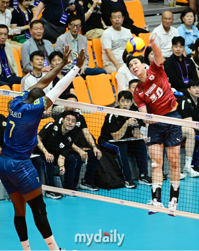 대한민국 배구 대표팀 신호진이 26일 오후 충북 제천실내체육관에서 ‘대한민국 배구국가대표팀 평가전 2026 제천’ 브라질과의 3차전 경기에서 공격을 시도하고 있다./곽경훈 기자