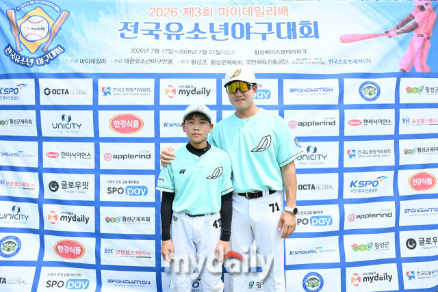 17일 강원도 횡성군 횡성베이스볼파크에서 열린 '2026 제3회 마이데일리배 전국유소년야구대회' 유소년(백호)리그 (U-13) 안산시(연)와 도봉구 경기. 도봉구 김종진(오른쪽) 감독과 옥정인이 승리 인터뷰 포즈를 취하고 있다. /횡성베이스볼테마파크=한혁승 기자