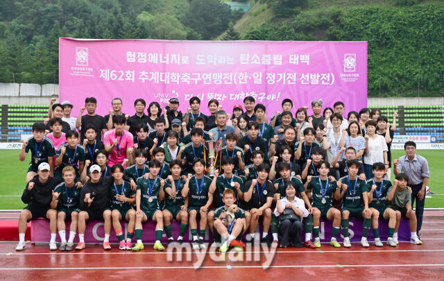 [MD포토] 동명대 '부모님들과 함께 준우승 기념촬영'